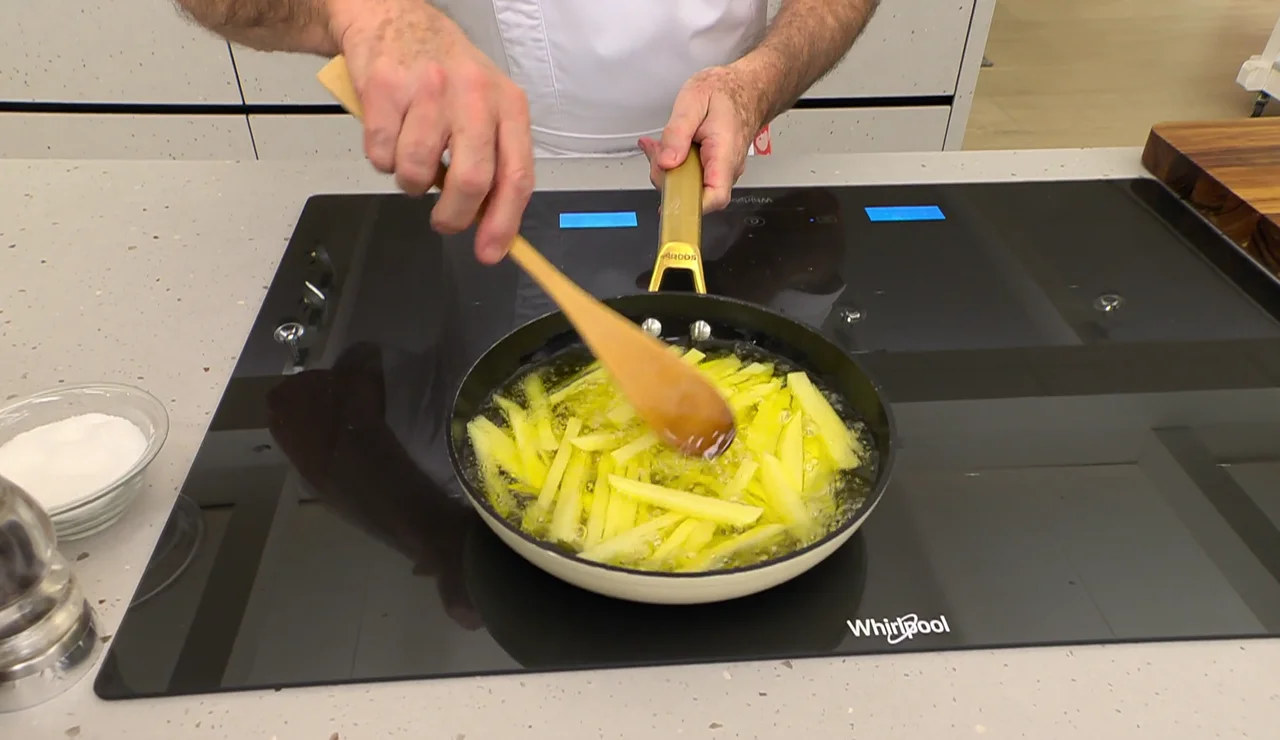 Introduce las patatas en la sartén y fríelas