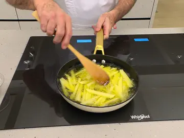 Introduce las patatas en la sartén y fríelas Introduce las patatas en la sartén y fríelas