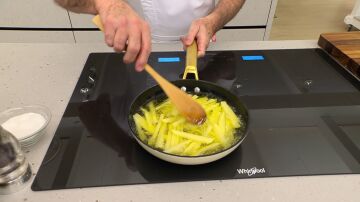 Introduce las patatas en la sartén y fríelas Introduce las patatas en la sartén y fríelas