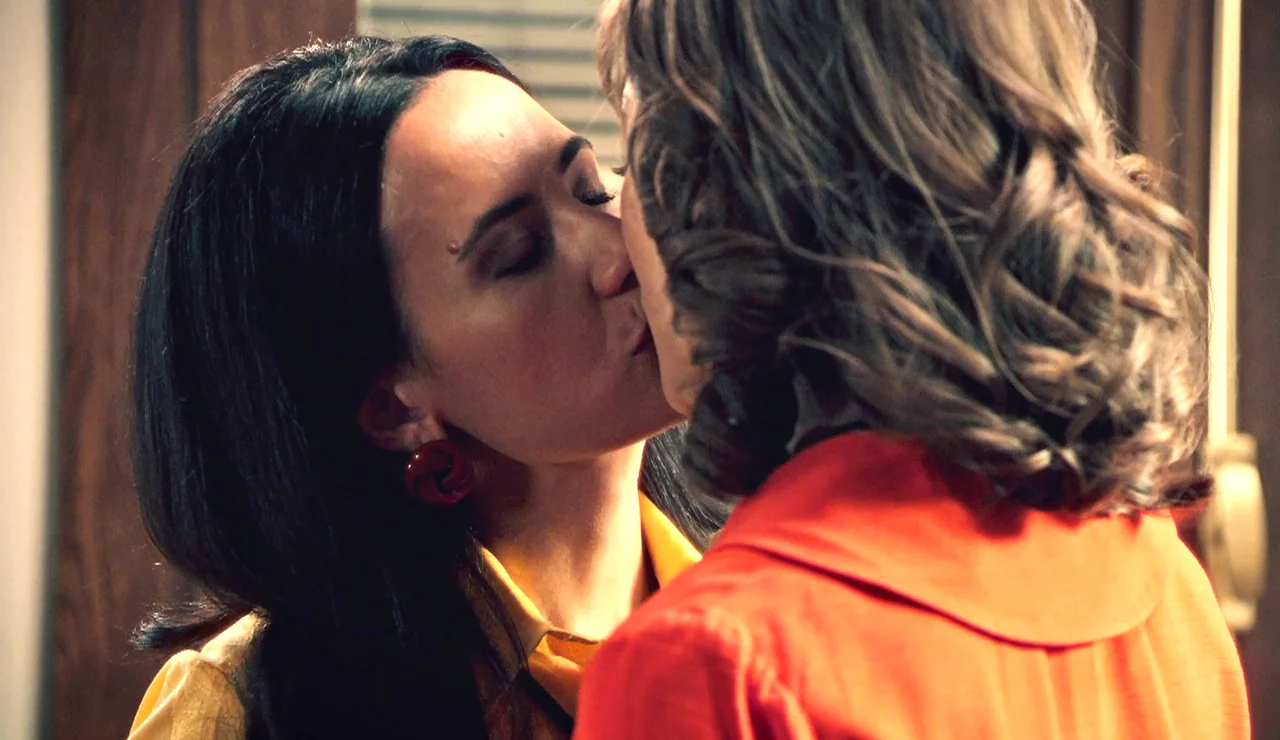 La química entre #Marloe se desata: ¡Cloe se lanza y besa a Marta!