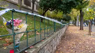 Los padres de una de las dos menores muertas en Jaén: "Algo grave está ocurriendo con la salud mental de nuestros jóvenes" Flores en el parque donde fueron halladas muertas las dos adolescentes