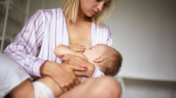 Una madre da el pecho a su beb&eacute;