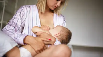 Una madre da el pecho a su bebé Una madre da el pecho a su bebé