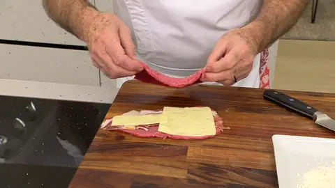 Pon encima de cada uno, una loncha de jamón, una de queso y cubre con otro filete Pon encima de cada uno, una loncha de jamón, una de queso y cubre con otro filete
