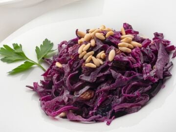 Lombarda con manzana, pasas y pi&ntilde;ones, de Argui&ntilde;ano: "Una receta de invierno perfecta"