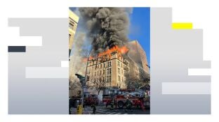 Fotograf&iacute;a divulgada por el Departamento de Bomberos de Nueva York (FDNY) donde aparecen bomberos controlando un incendio este martes, en Nueva York (Estados Unidos)