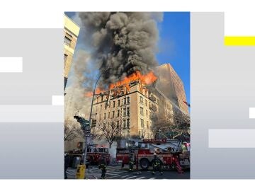 Fotograf&iacute;a divulgada por el Departamento de Bomberos de Nueva York (FDNY) donde aparecen bomberos controlando un incendio este martes, en Nueva York (Estados Unidos)
