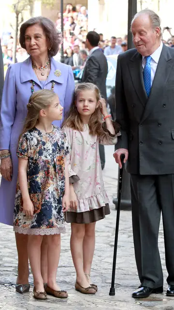 Rey Juan Carlos y reina Sofía con sus nietas Leonor y Sofía Rey Juan Carlos y reina Sofía con sus nietas Leonor y Sofía