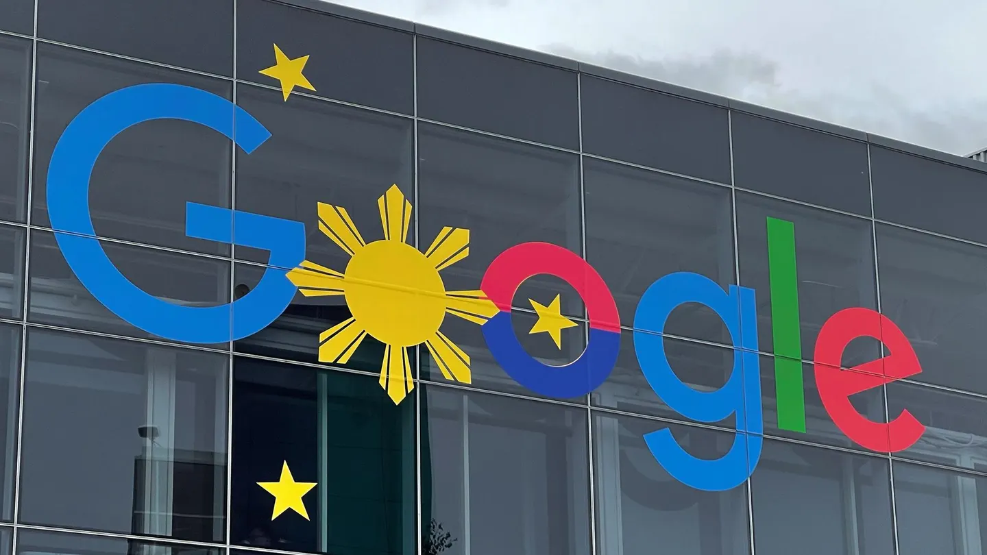 Bruselas investiga a Google por utilizar contenidos para alimentar la IA Fotografía de la fachada de la sede de Google en Mountain View, California (EE.UU)