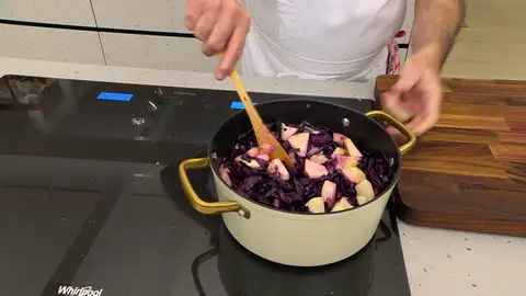 Pela las manzanas, córtalas en dados y añádelas a la cazuela Pela las manzanas, córtalas en dados y añádelas a la cazuela