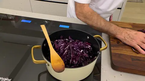 Incorpórala a la cazuela, sazona y rehógala durante 6-8 minutos Incorpórala a la cazuela, sazona y rehógala durante 6-8 minutos