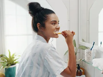 Chica cepillándose los dientes Chica cepillándose los dientes