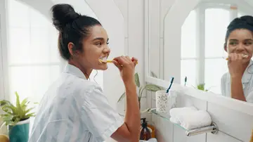 Chica cepillándose los dientes Chica cepillándose los dientes