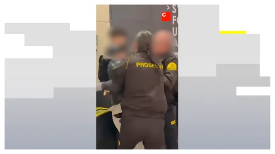 Detención de tres menores en Girona tras sacar una pistola simulada en un centro comercial de Girona Antena 3 Noticias