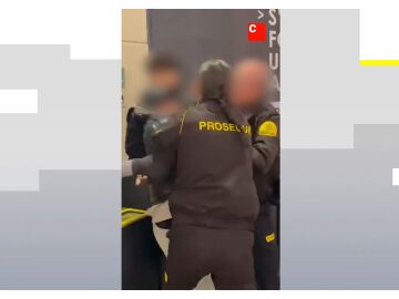 Detención de tres menores en Girona tras sacar una pistola simulada en un centro comercial de Girona Detención de tres menores en Girona tras sacar una pistola simulada en un centro comercial de Girona