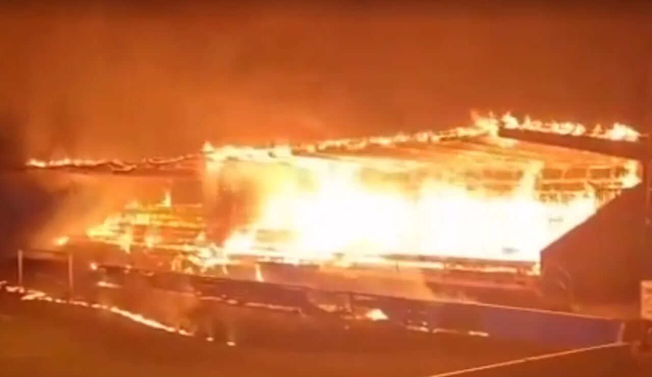 El estadio del Haka FC en llamas