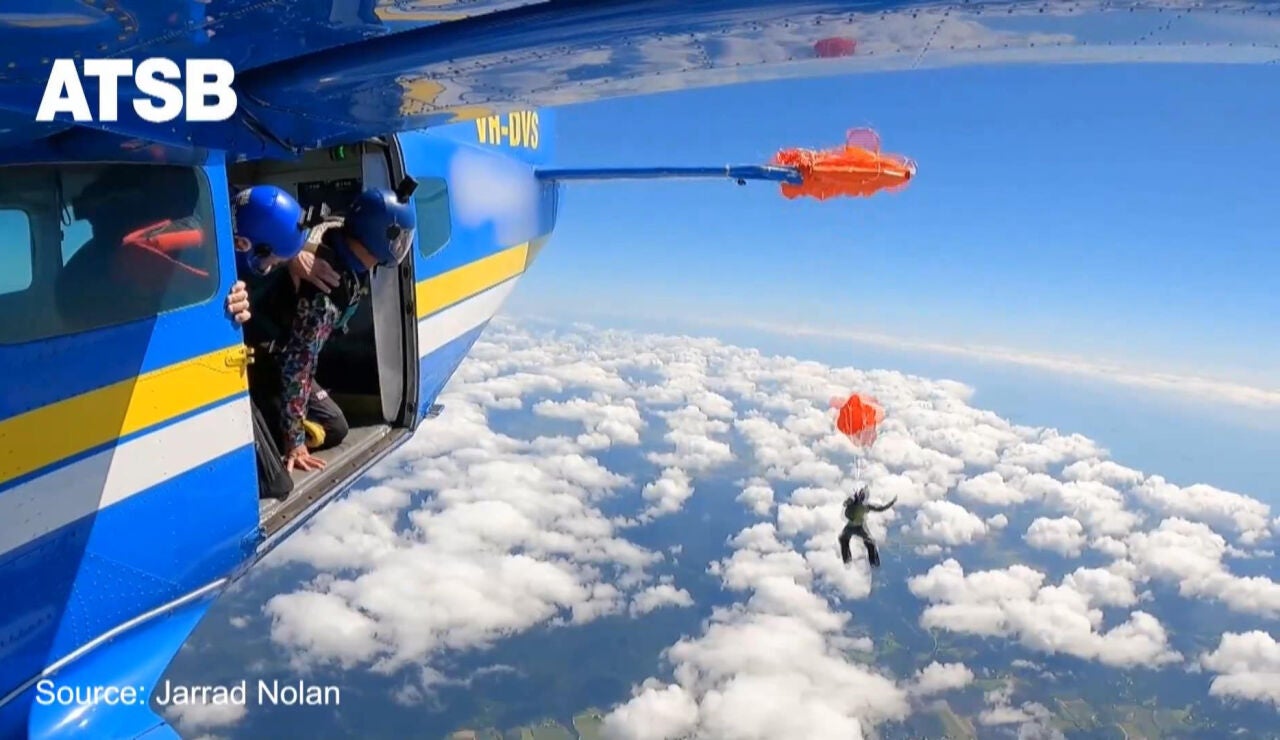 Un paracaidista queda colgado de un avioneta a 4.500 metros en Australia 