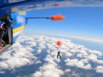 Un paracaidista queda colgado de un avioneta a 4.500 metros en Australia 