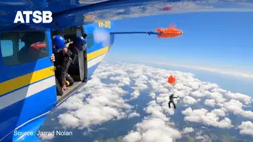 Un paracaidista queda colgado de un avioneta a 4.500 metros en Australia Un paracaidista queda colgado de un avioneta a 4.500 metros en Australia