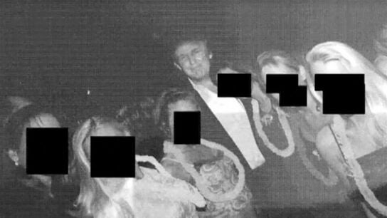 Imagen de Donald Trump rodeado de mujeres en una de las fiestas de Epstein