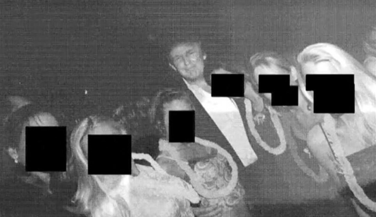 Imagen de Donald Trump rodeado de mujeres en una de las fiestas de Epstein