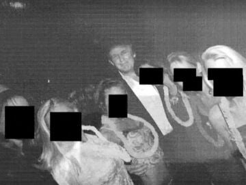 Imagen de Donald Trump rodeado de mujeres en una de las fiestas de Epstein