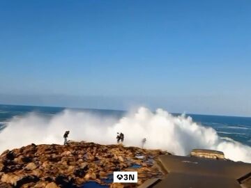 El mar vuelve a golpear en Punta Herminia: un joven rescatado y dos heridos tras un golpe de ola en A Coru&ntilde;a