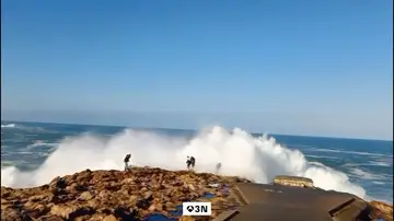 El mar vuelve a golpear en Punta Herminia: un joven rescatado y dos heridos tras un golpe de ola en A Coruña El mar vuelve a golpear en Punta Herminia: un joven rescatado y dos heridos tras un golpe de ola en A Coruña