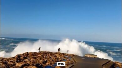 El mar vuelve a golpear en Punta Herminia: un joven rescatado y dos heridos tras un golpe de ola en A Coruña