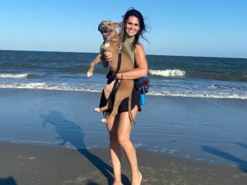 Un hombre rocía con ácido a una mujer que cuidaba a personas sin hogar mientras paseaba por un parque