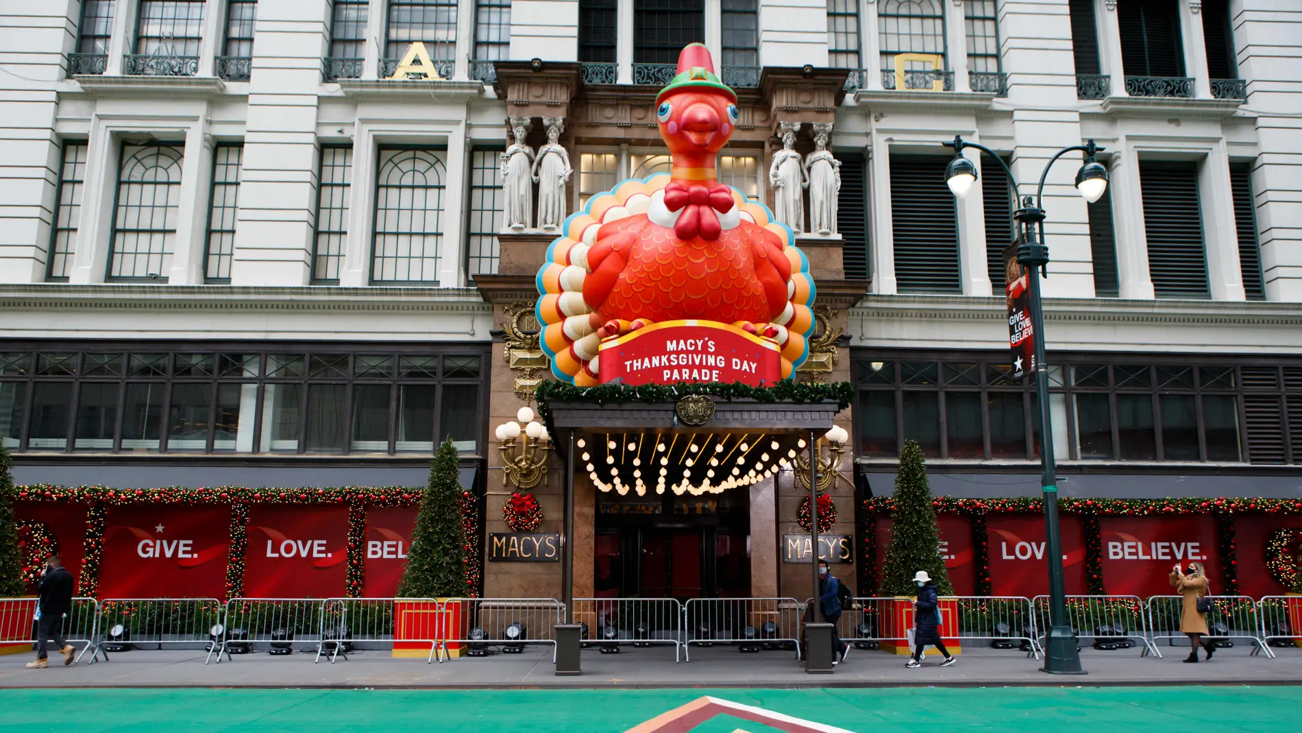 Imagen de la fachada de la tienda Macy's decorada del Día de Acción de Gracias Imagen de la fachada de la tienda Macy's decorada del Día de Acción de Gracias