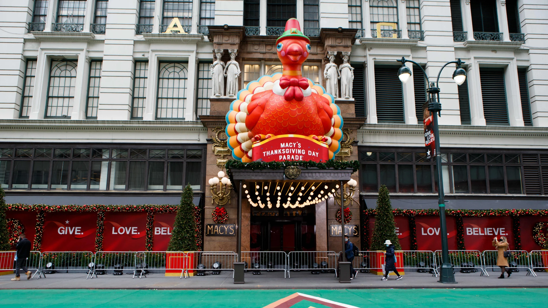 Imagen de la fachada de la tienda Macy's decorada del Día de Acción de Gracias Imagen de la fachada de la tienda Macy's decorada del Día de Acción de Gracias