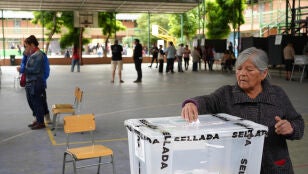 Imagen de una persona votando en un colegio electoral en Chile