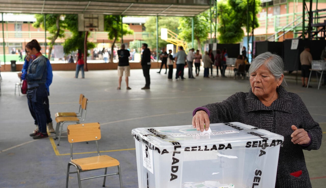 Imagen de una persona votando en un colegio electoral en Chile