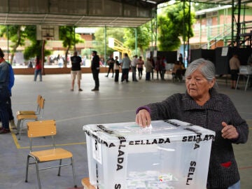 Imagen de una persona votando en un colegio electoral en Chile