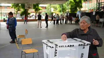Imagen de una persona votando en un colegio electoral en Chile Imagen de una persona votando en un colegio electoral en Chile