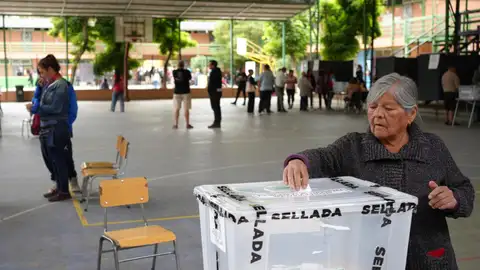 Imagen de una persona votando en un colegio electoral en Chile Imagen de una persona votando en un colegio electoral en Chile