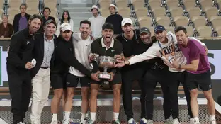 Carlos Alcaraz levanta el trofeo de Roland Garros 2025 con su equipo al completo Carlos Alcaraz levanta el trofeo de Roland Garros 2025 con su equipo al completo