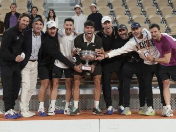 Carlos Alcaraz levanta el trofeo de Roland Garros 2025 con su equipo al completo
