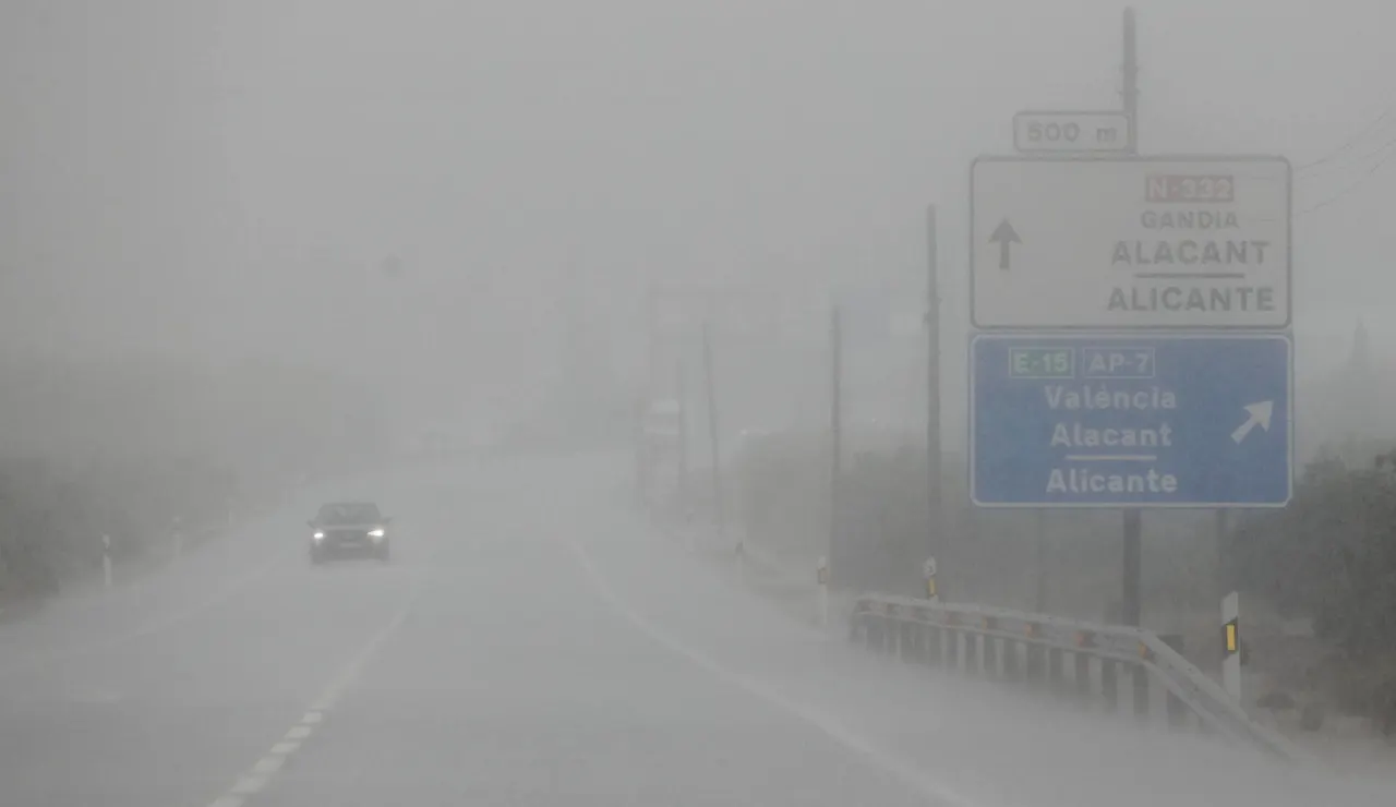 Vista general de la N332 bajo la lluvia en foto de archivo de Manuel Bruque