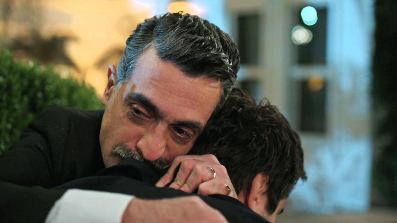 Ferit se culpa por el secuestro de Seyran y rompe a llorar ante Kazim: “Se  la llevaron delante de mis ojos”