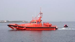 Un pesquero portugu&eacute;s vuelca en la desembocadura del Mi&ntilde;o y mantiene a tres tripulantes desaparecidos