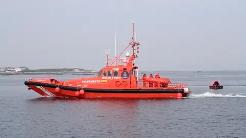 Un pesquero portugués vuelca en la desembocadura del Miño y mantiene a tres tripulantes desaparecidos Un pesquero portugués vuelca en la desembocadura del Miño y mantiene a tres tripulantes desaparecidos