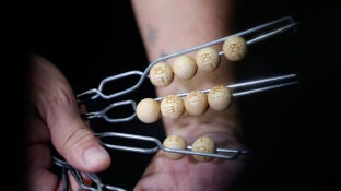 Trabajadores preparan los las bolas que van en los bombos de la loter&iacute;a nacional en el Teatro Real de Madrid, a 12 de diciembre de 2025, en Madrid (Espa&ntilde;a). Los bombos y el resto de elementos del Sorteo Extraordinario de Navidad llegan al Teatro Real de Madrid para los &uacute;ltimos preparativos antes del 22 de diciembre. Con su instalaci&oacute;n en el escenario, queda todo listo para el sorteo.12 DICIEMBRE 2025Jes&uacute;s Hell&iacute;n / Europa Press12/12/2025