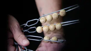 Llegan los bombos para el Sorteo Extraordinario de Navidad al Teatro Real de Madrid Trabajadores preparan los las bolas que van en los bombos de la lotería nacional en el Teatro Real de Madrid, a 12 de diciembre de 2025, en Madrid (España). Los bombos y el resto de elementos del Sorteo Extraordinario de Navidad llegan al Teatro Real de Madrid para los últimos preparativos antes del 22 de diciembre. Con su instalación en el escenario, queda todo listo para el sorteo.12 DICIEMBRE 2025Jesús Hellín / Europa Press12/12/2025