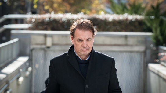 El expresidente de la Sociedad Estatal de Participaciones Industriales (SEPI), Vicente Cecilio Fern&aacute;ndez Guerrero, a la salida de la Audiencia Nacional, a 13 de diciembre de 2025, en Madrid (Espa&ntilde;a). El juez central de Instrucci&oacute;n n&uacute;mero 6 de la Audiencia Nacional, Antonio Pi&ntilde;a, ha dejado en libertad provisional con medidas cautelares a los tres detenidos.13 DICIEMBRE 2025;JUZGADODiego Radam&eacute;s / Europa Press13/12/2025