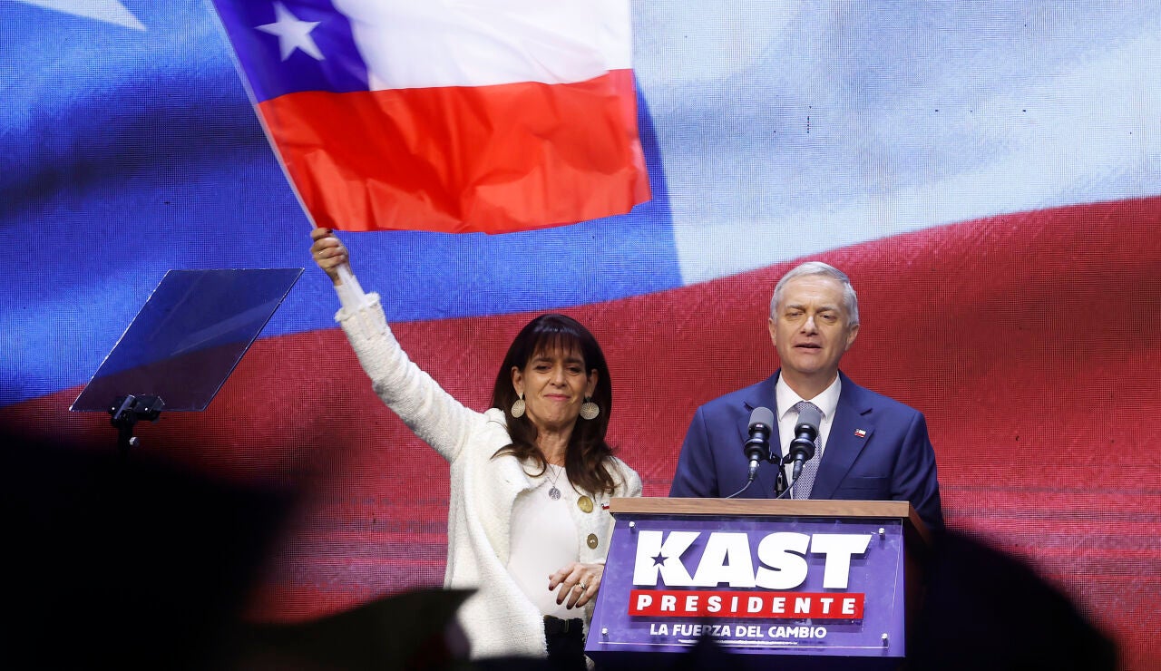 El presidente chileno Jos&eacute; Antonio Kast, junto a su esposa