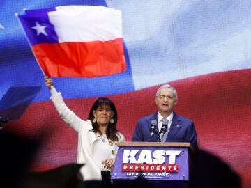 El presidente chileno Jos&eacute; Antonio Kast, junto a su esposa