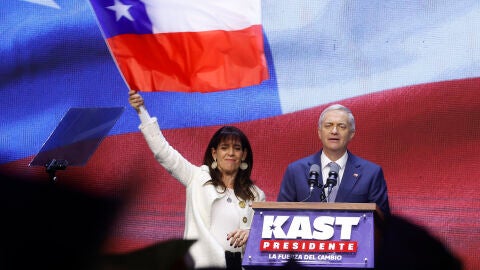 El presidente chileno Jos&eacute; Antonio Kast, junto a su esposa