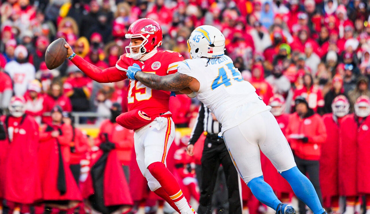 Patrick Mahomes en el partido contra los Los Angeles Chargers de la NFL